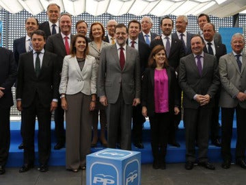 Foto de familia del presidente del Gobierno y de los barones del PP