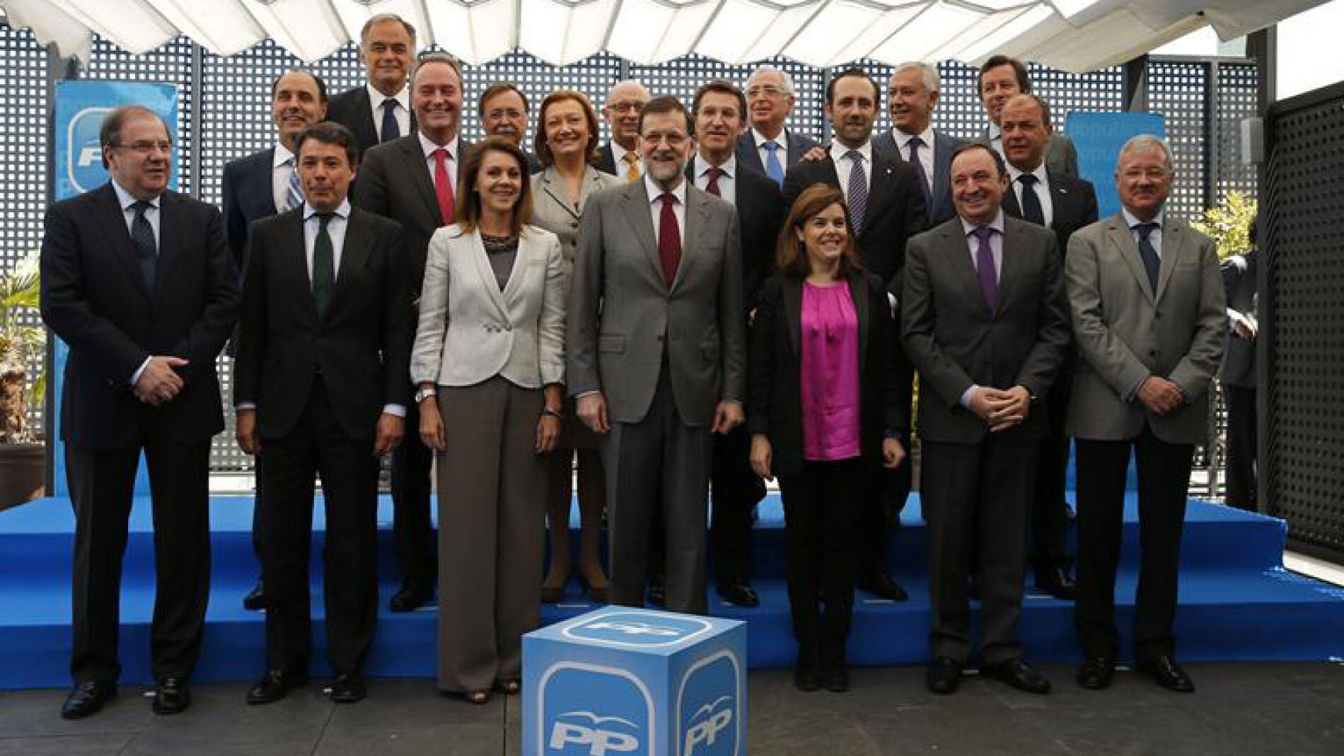 Foto de familia del presidente del Gobierno y de los barones del PP