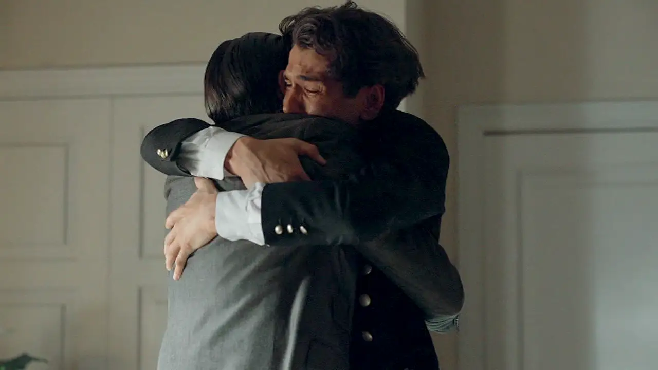 Julio abraza a Andres