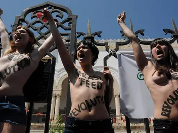 Detienen en Túnez a tres activistas de Femen por mostrar sus pechos en una protesta Detienen en Túnez a tres activistas de Femen por mostrar sus pechos en una protesta