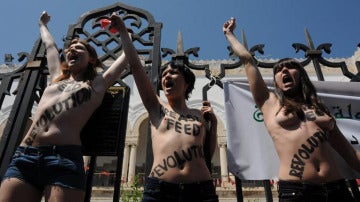 Detienen en Túnez a tres activistas de Femen por mostrar sus pechos en una protesta