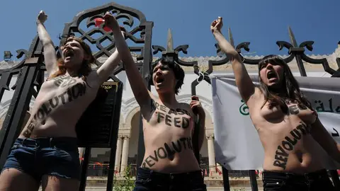 Detienen en Túnez a tres activistas de Femen por mostrar sus pechos en una protesta Detienen en Túnez a tres activistas de Femen por mostrar sus pechos en una protesta