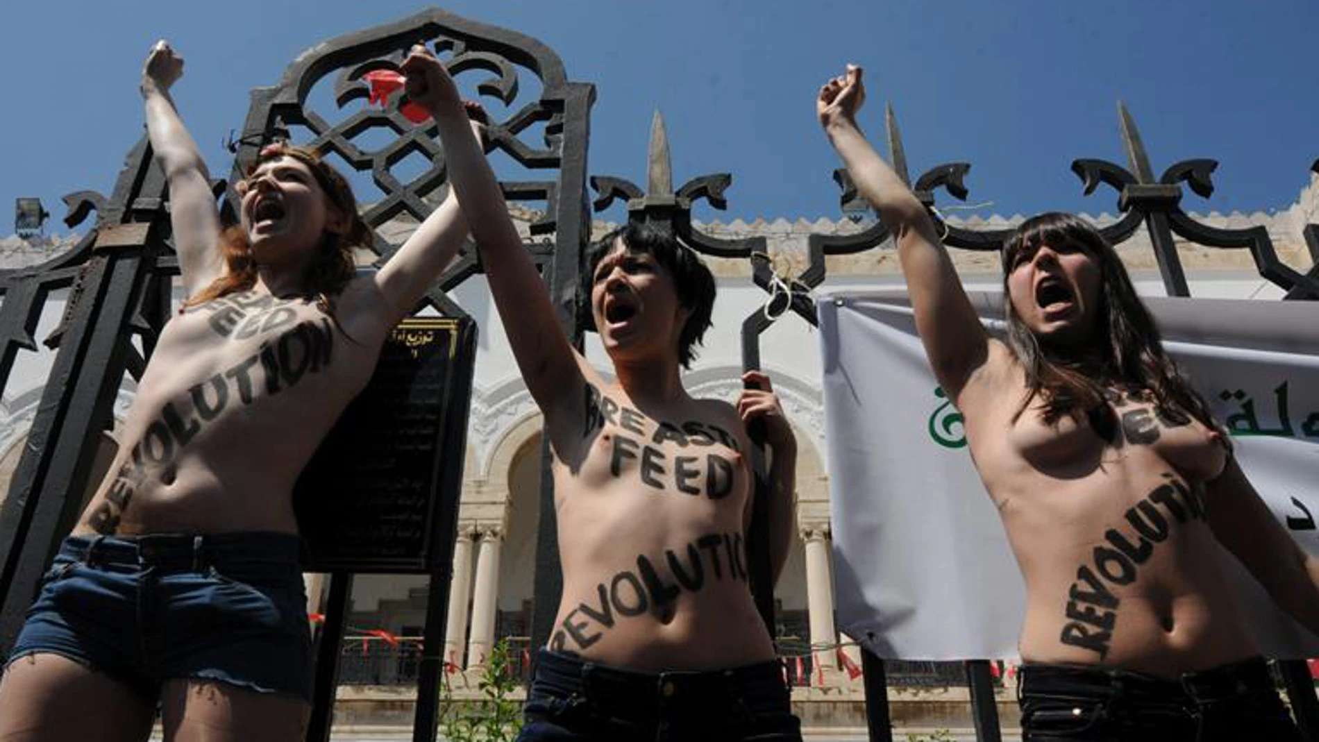 Detienen en Túnez a tres activistas de Femen por mostrar sus pechos en una protesta Detienen en Túnez a tres activistas de Femen por mostrar sus pechos en una protesta