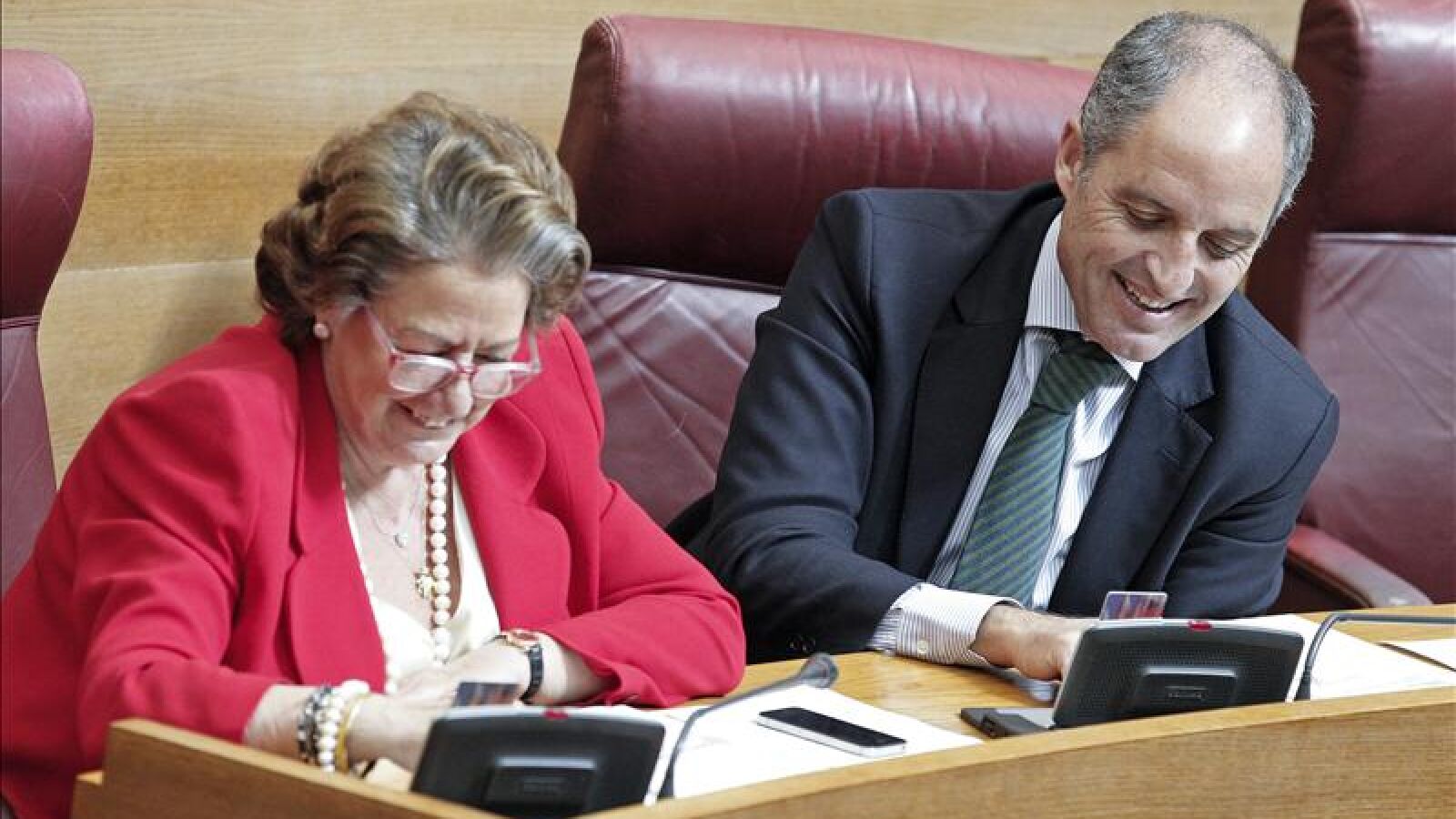 El juez atribuye a Camps y a Barberá delitos que podrían sumar penas de cárcel de 7 a 15 años