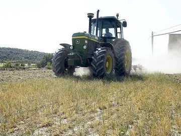 Un tractor arando Un tractor arando