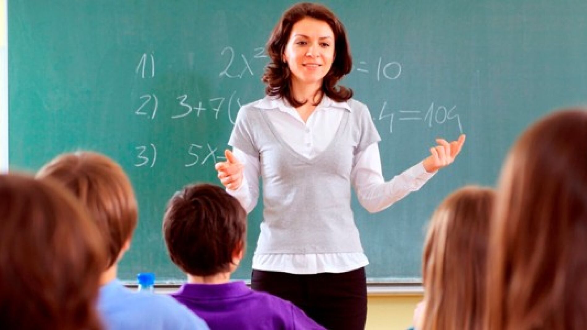 Profesora impartiendo una clase