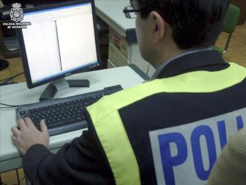 Un agente de Policía Nacional realizando busquedas de pornografía infantil a través de Internet