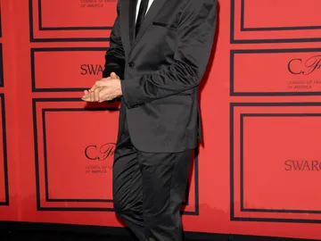 Ethan Hawke, guapísimo con traje y corbata en negro Ethan Hawke, guapísimo con traje y corbata en negro