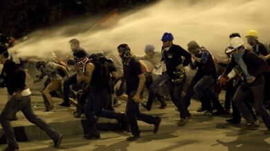 La Policía emplea de nuevo cañones de agua y gas lacrimógeno contra los manifestantes en Estambul