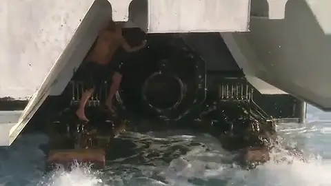 Rescatan a un inmigrante escondido en las hélices de un ferry Rescatan a un inmigrante escondido en las hélices de un ferry