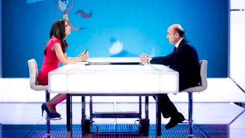 Luis de Guindos y Ana Pastor en la mesa de El Objetivo