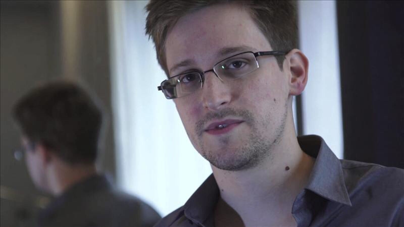 Snowden reaparece en Rusia para preguntar a Putin por las escuchas ilegales