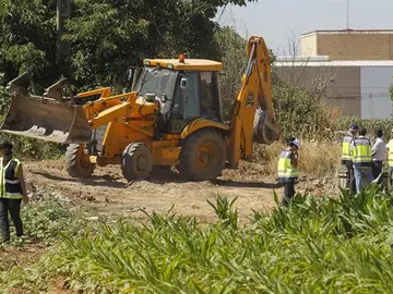 Labores de búsqueda del cuerpo de Marta del Castillo en la finca Majaloba de La Rinconada Labores de búsqueda del cuerpo de Marta del Castillo en la finca Majaloba de La Rinconada