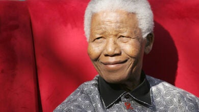 Nelson Mandela se encuentra cada día 