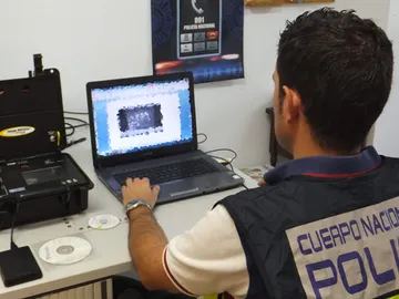Un agente que analiza material pedófilo Un agente que analiza material pedófilo