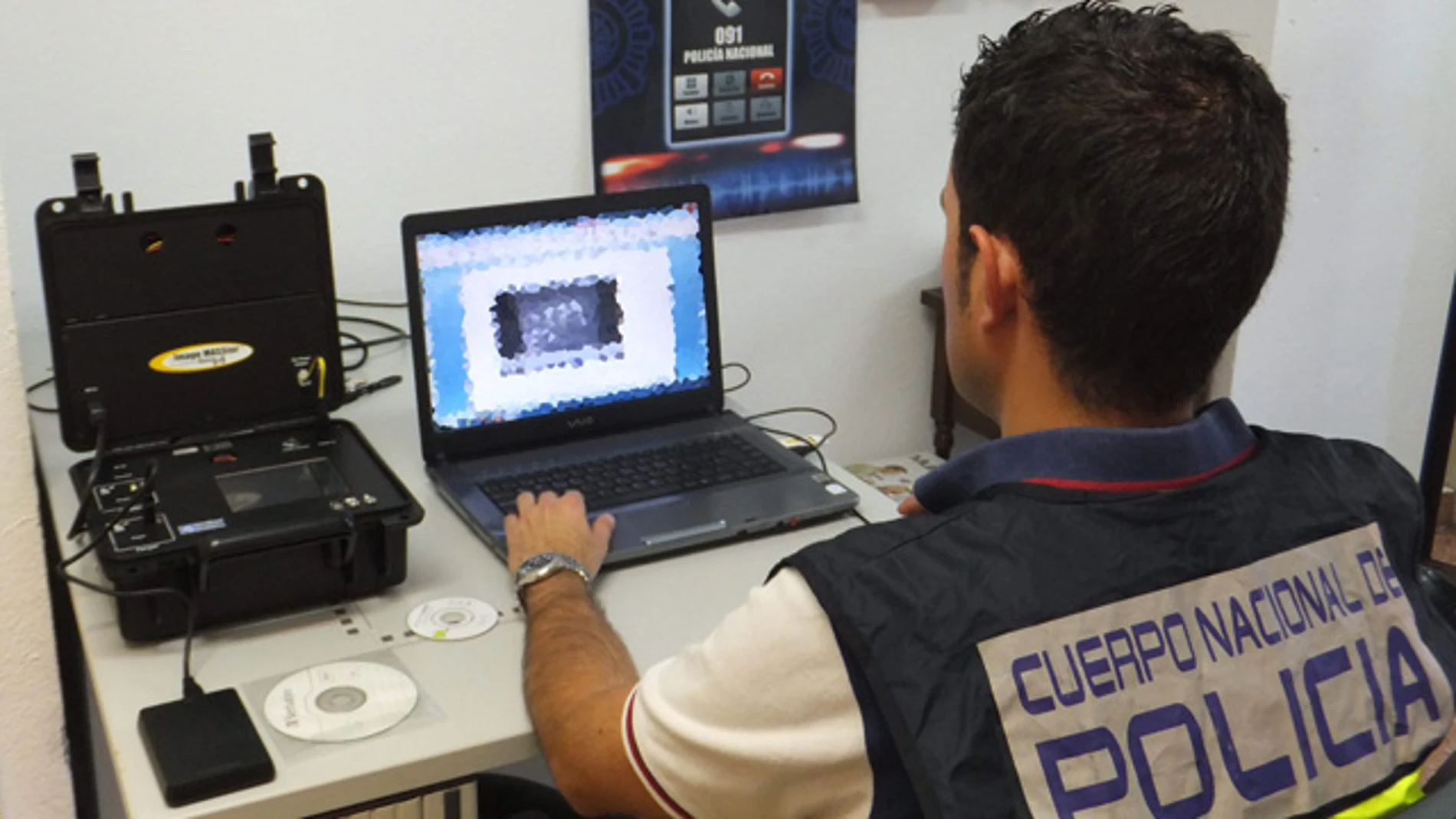 Un agente que analiza material pedófilo Un agente que analiza material pedófilo