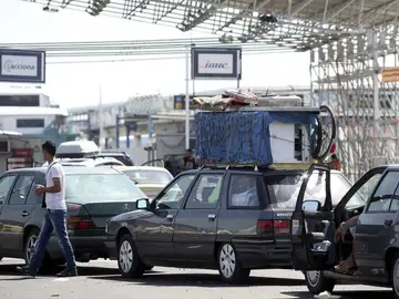 Coches esperando para pasar el Estrecho de Gibraltar Coches esperando para pasar el Estrecho de Gibraltar