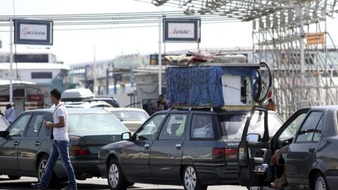 Coches esperando para pasar el Estrecho de Gibraltar