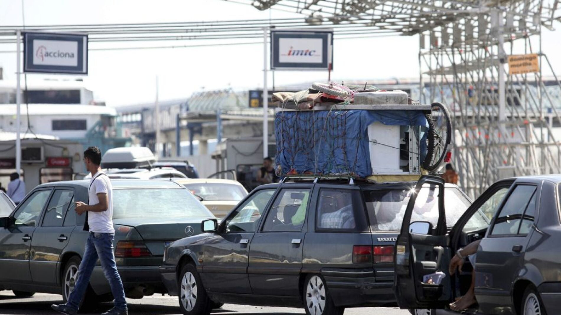 Coches esperando para pasar el Estrecho de Gibraltar