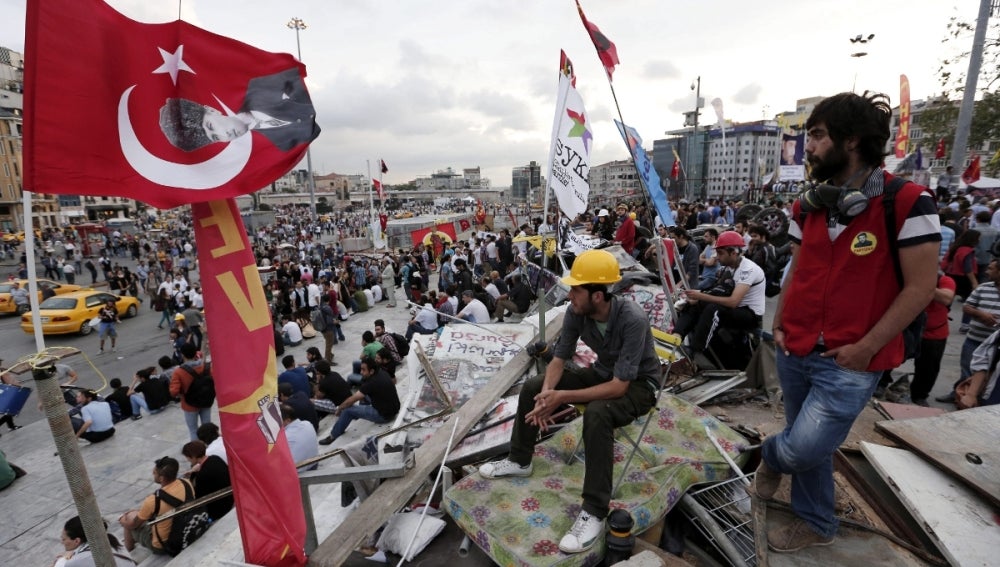 Varios activistas turcos ondean bandera nacionales en el parque Gezi