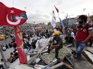 Varios activistas turcos ondean bandera nacionales en el parque Gezi
