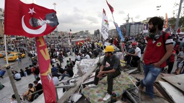 Varios activistas turcos ondean bandera nacionales en el parque Gezi