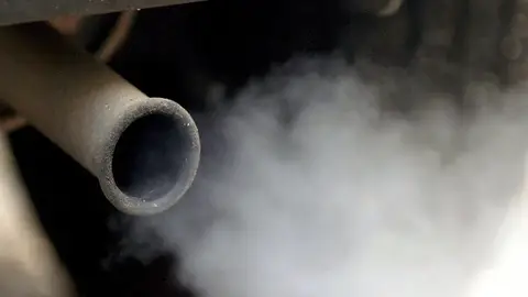 Un tubo de escape de un coche Un tubo de escape de un coche