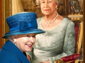  La Reina Isabel II ve un retrato por encargo de Cunard, de sí misma, en la Sala de la Reina (11-10-2010)