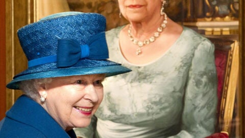  La Reina Isabel II ve un retrato por encargo de Cunard, de s&iacute; misma, en la Sala de la Reina (11-10-2010)