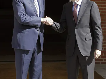 Rajoy y Rubalcaba se saludan en La Moncloa Rajoy y Rubalcaba se saludan en La Moncloa