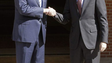 Rajoy y Rubalcaba mejoran ligeramente en la valoración de los españoles