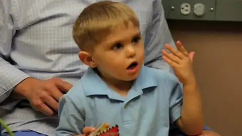 Un niño de Carolina del Norte es capaz de oír la voz de su padre por primera vez después de recibir un implante auditivo Un niño de Carolina del Norte es capaz de oír la voz de su padre por primera vez después de recibir un implante auditivo