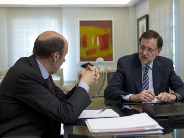 Rajoy y Rubalcaba, durante la reunión en La Moncloa