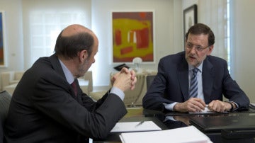 Rajoy y Rubalcaba, durante la reunión en La Moncloa