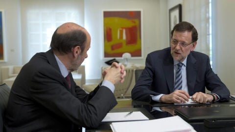 Rajoy y Rubalcaba, durante la reuni&oacute;n en La Moncloa