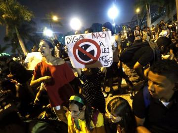 Cientos de personas se congregan frente a un edificio gubernamental Cientos de personas se congregan frente a un edificio gubernamental