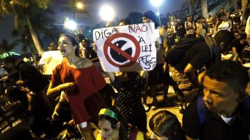 Cientos de personas se congregan frente a un edificio gubernamental