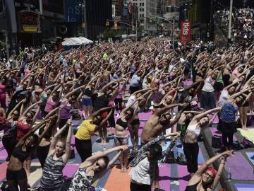 Clase multitudinaria de yoga en Nueva York