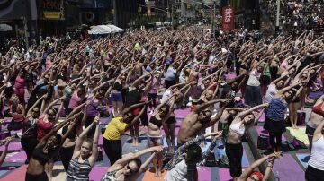 Clase multitudinaria de yoga en Nueva York