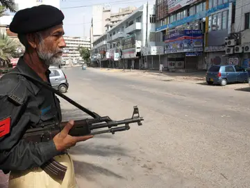 Un policía paquistaní hace guardia en una calle de Karachi Un policía paquistaní hace guardia en una calle de Karachi