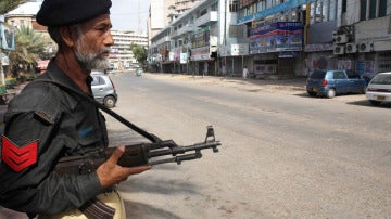 Un policía paquistaní hace guardia en una calle de Karachi