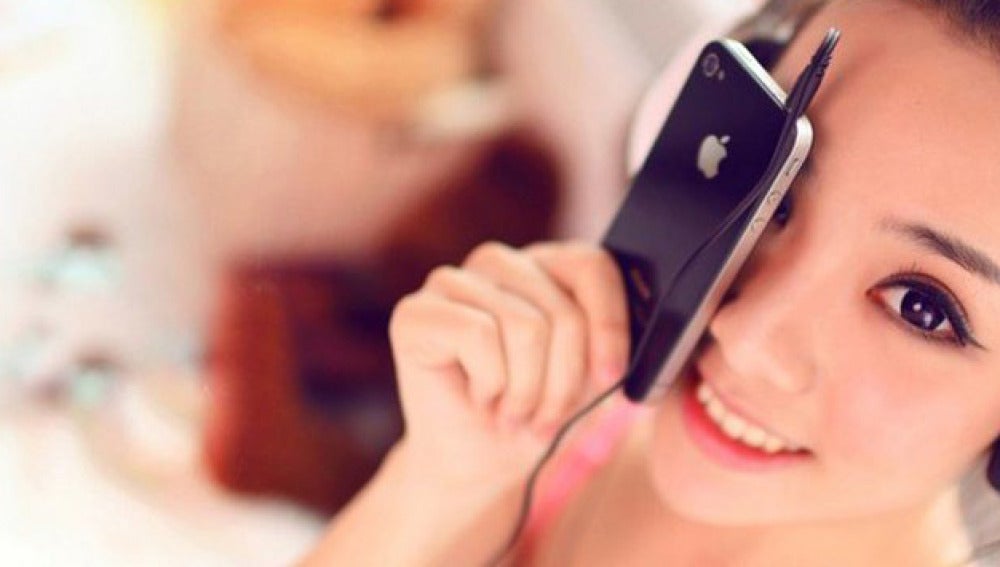 Una mujer china utiliza su 'smartphone'