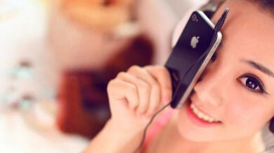 Una mujer china se rompe su implante de pecho tras jugar durante horas con el 'smartphone'