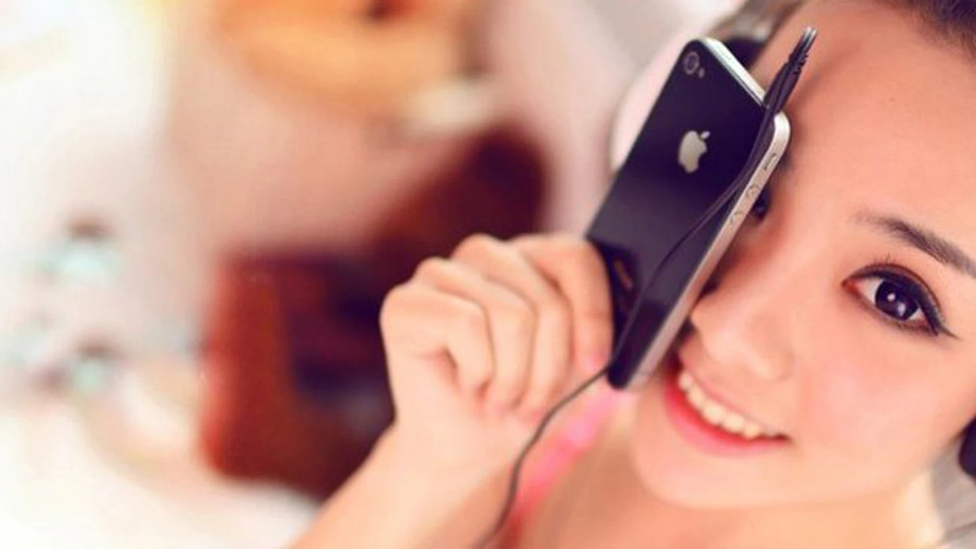 Una mujer china utiliza su 'smartphone' Una mujer china utiliza su 'smartphone'