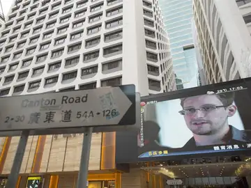 Edward Snowden aparece en las pantallas gigantes de Hong Kong Edward Snowden aparece en las pantallas gigantes de Hong Kong