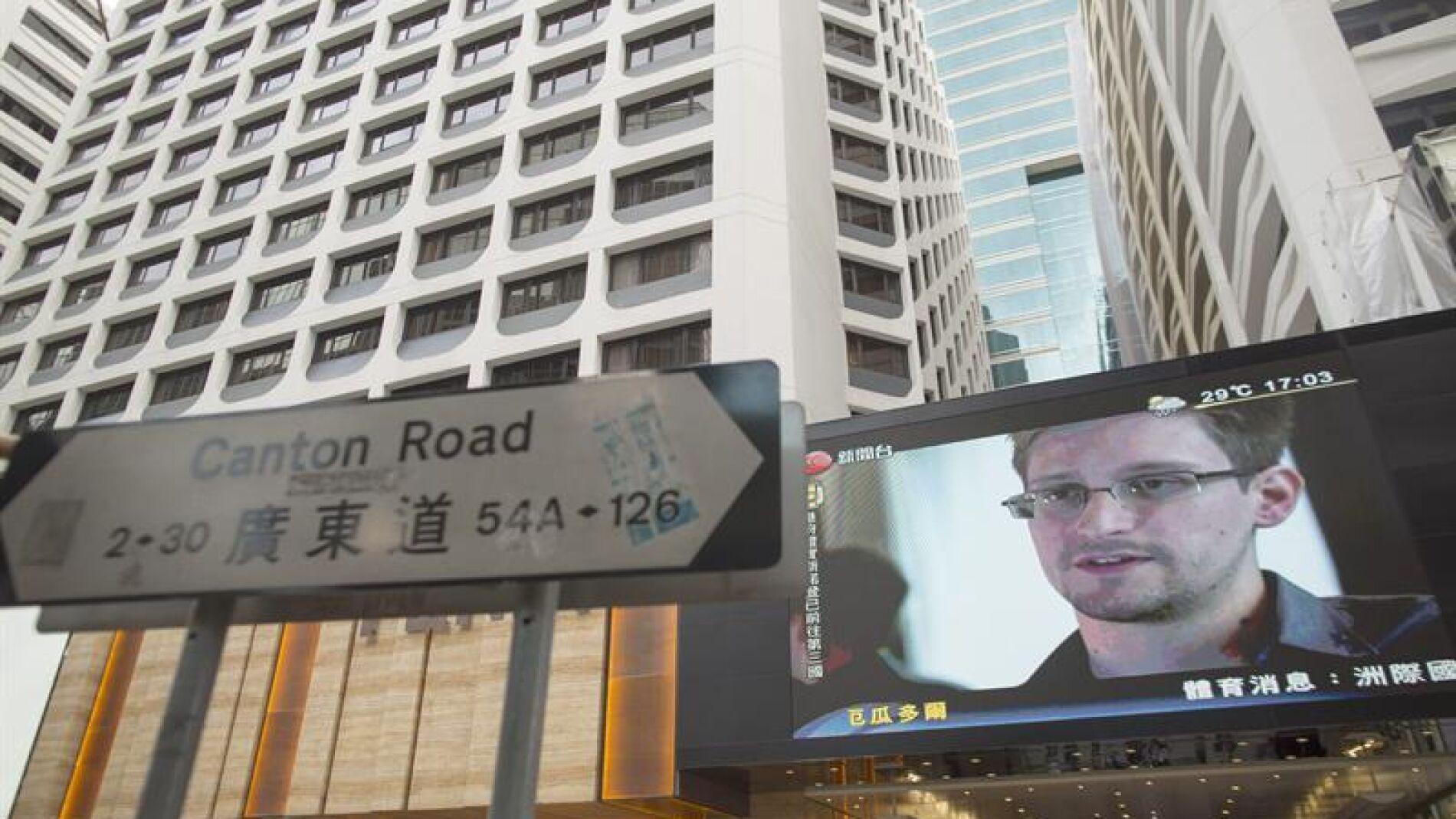 Edward Snowden aparece en las pantallas gigantes de Hong Kong