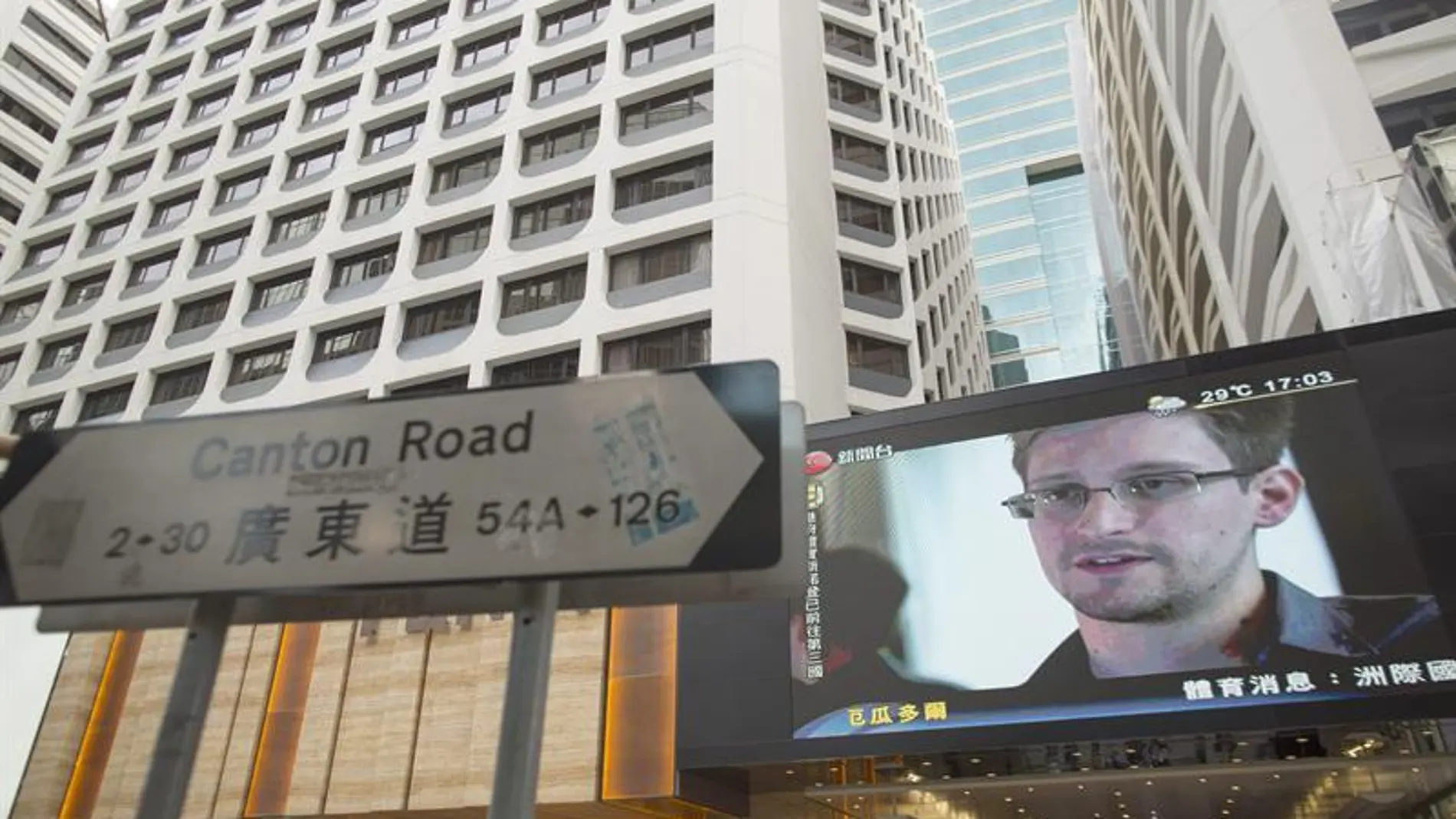 Edward Snowden aparece en las pantallas gigantes de Hong Kong Edward Snowden aparece en las pantallas gigantes de Hong Kong