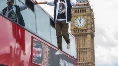 El mago Dynamo sorprende a Londres levitando al lado de un autobús