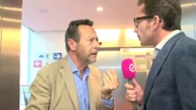 Un eurodiputado italiano, sorprendido por una cámara de televisión fichando para cobrar dietas