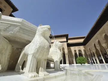 Vista del Patio de los Leones de la Alhambra de Granada Vista del Patio de los Leones de la Alhambra de Granada